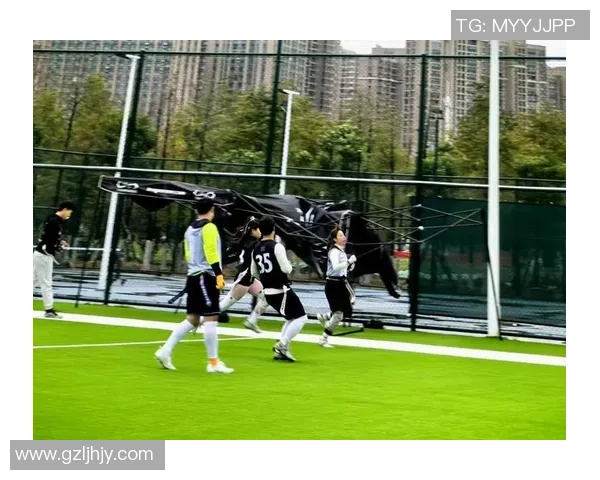 足球明星与球迷合照高清修图版展示球场激情瞬间带来全新视觉体验